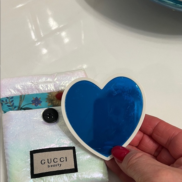 ✨Gucci Beauty Heart Mirror with Iridescent Floral Pouch NEW - Picture 2 of 5